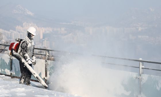 밤새 내린 눈 치우는 작업자