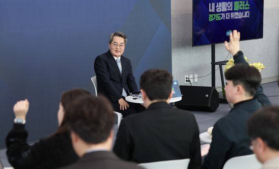 취재진 질문 받는 김동연 지사