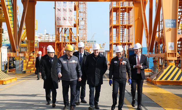 한화오션 거제사업장 둘러보는 캐나다 국방조달 특임장관