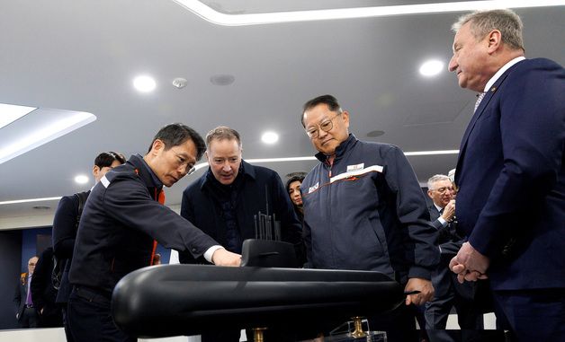 장영실함 모형 설명듣는 캐나다 국방조달 특임장관