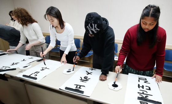'일필휘지' 입춘첩 쓰는 외국인 유학생