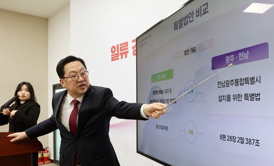 행정통합 특별법 비교하는 이장우 대전시장