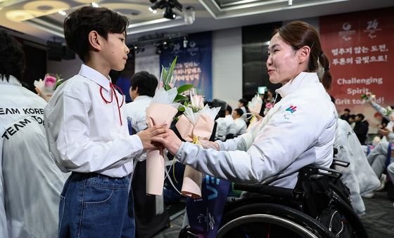 격려의 꽃 전달받는 패럴림픽 선수들