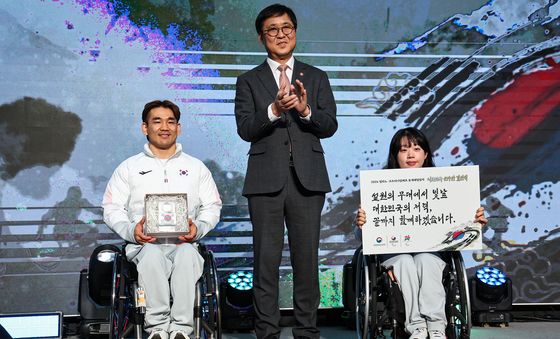 최휘영 장관, 패럴림픽 선수단에 격려선물 전달
