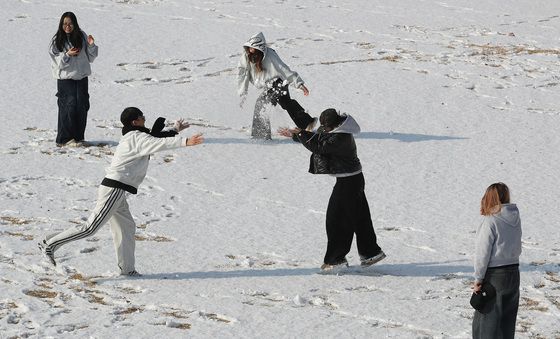 '신나는 눈싸움'