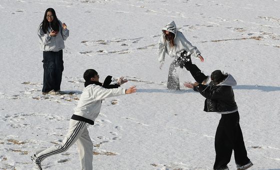 캠퍼스에서 신나는 눈싸움