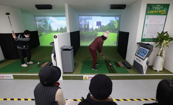 강북권 첫 구립 스크린파크골프장 개장…주민들 '활짝'