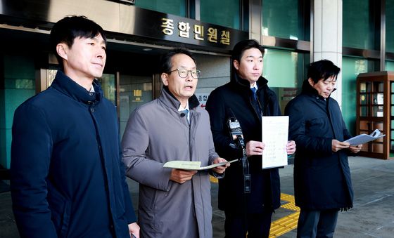 대검찰청 민원실 앞에서 기자회견 갖는 정무위원들