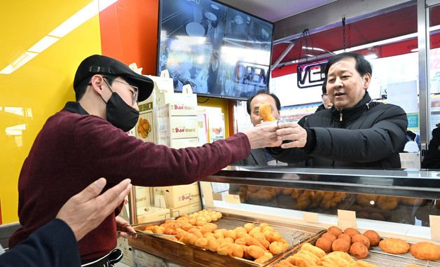 전통시장 방문한 구윤철 부총리