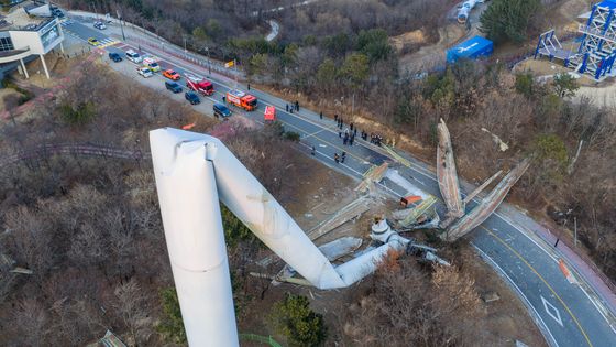 산산 조각난 풍력발전기