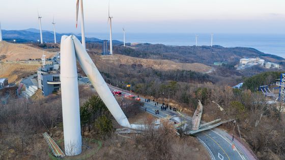 휘어지고 파손된 풍력발전기