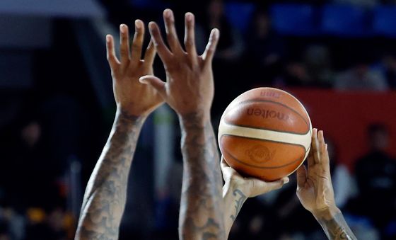 슛 던지는 대릴 먼로