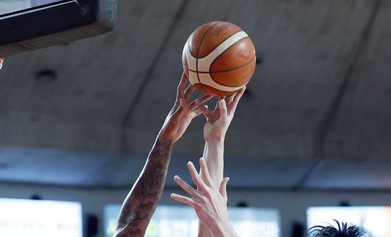 김형빈 슛 막아내는 숀 롱