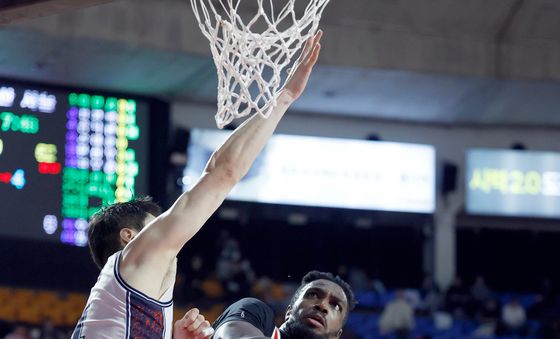 골밑 슛 시도하는 자밀 워니