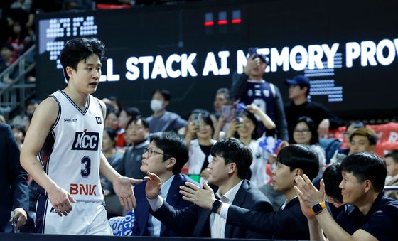 박수 받는 허웅