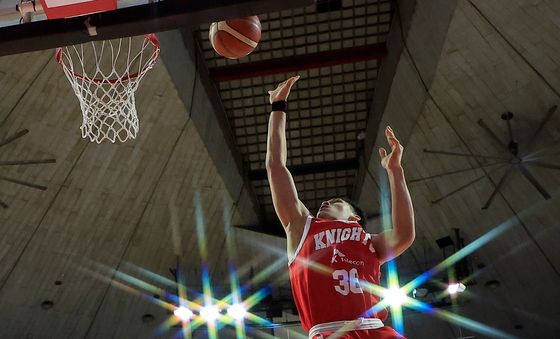 골밑 슛 던지는 다니엘