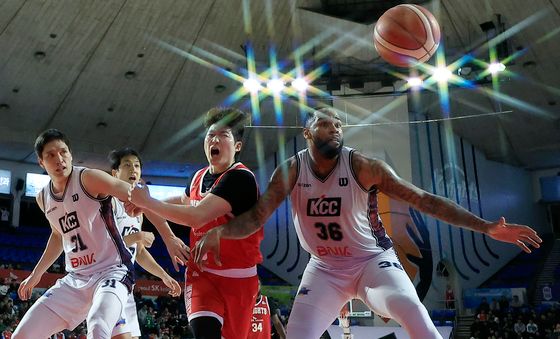 공은 누구에게?