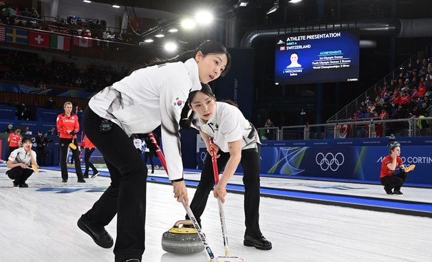 스우핑하는 김민지와 김수지