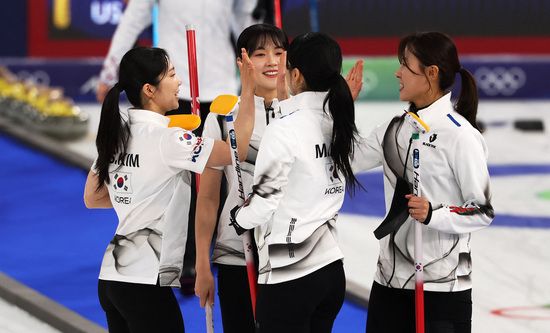 네덜란드 선수와 충돌 피하는 최민정