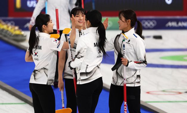 기뻐하는 컬링 대표팀