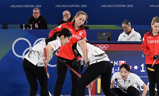네덜란드 선수와 충돌 피하는 최민정