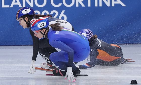충돌 피해 질주하는 최민정