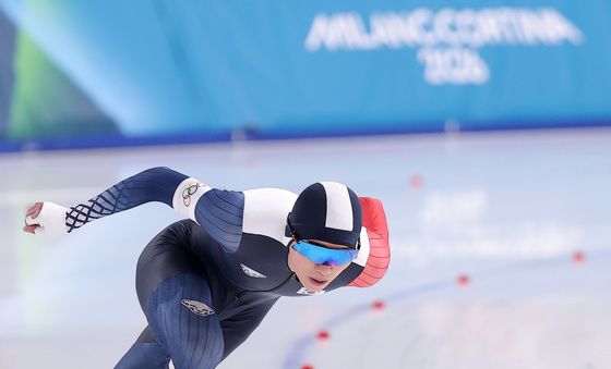 낮은 자세로 질주하는 정재원