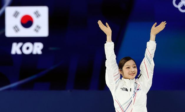 팬들에게 인사하는 신지아