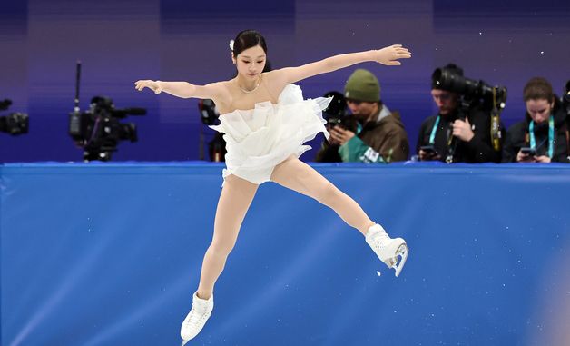 경기에 앞서 몸 푸는 신지아