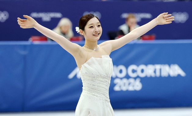 응원 온 팬들 향해 인사하는 신지아