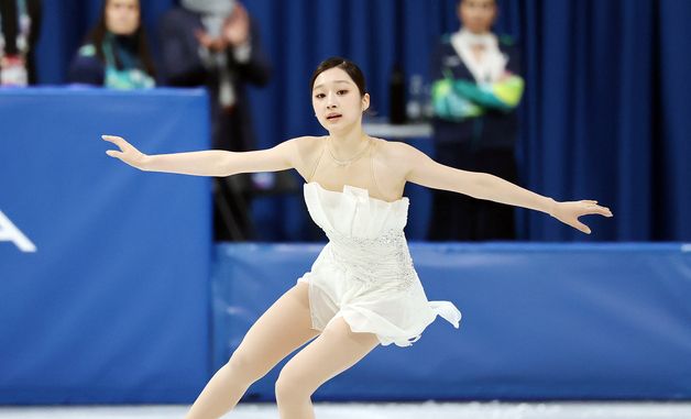 연기 펼치는 신지아