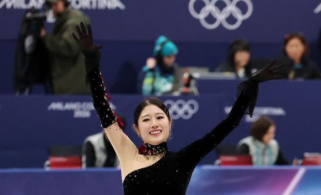 관중들 환호에 손 흔들며 답례하는 이해인