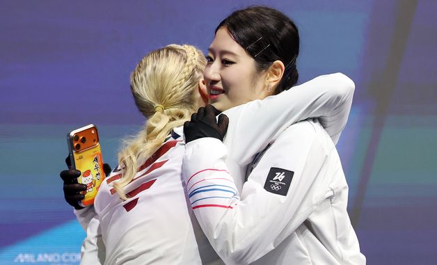 앰버 글렌과 포옹하는 이해인