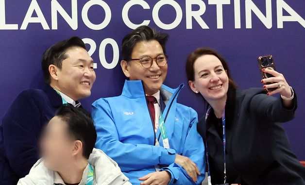 외국인 관계자와 셀피 찍는 싸이·김재열 회장