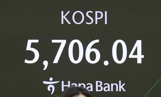 코스피, 장중 5700선 돌파