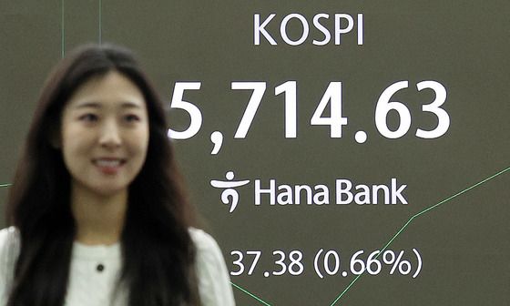 코스피 사상 최초 5700선 돌파