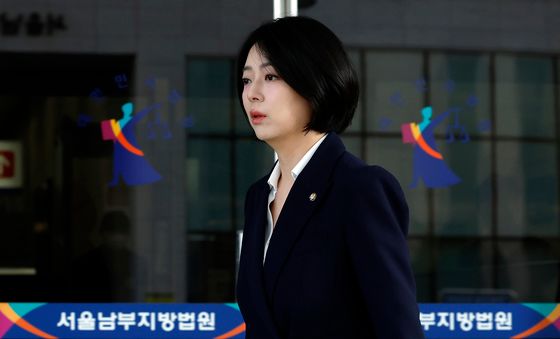 효력정지 가처분 신청 위해 법원 도착한 배현진 의원