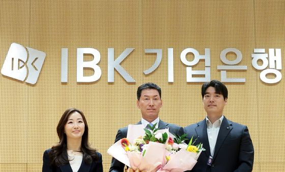 직원들과 기념 촬영하는 장민영 신임 IBK기업은행장