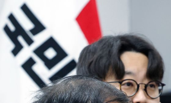 목 축이는 이정현 공천관리위원장