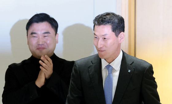 류장희 노조위원장 축하 속 입장하는 장민영 신임 IBK기업은행장