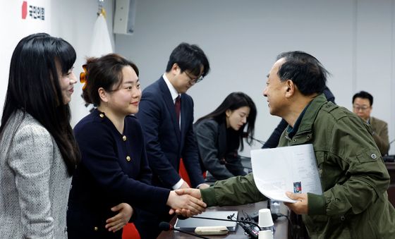 위원들과 인사 나누는 이정현 공천관리위원장