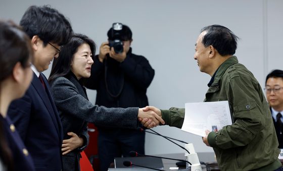 첫 회의 앞서 위원들과 인사 나누는 이정현 위원장