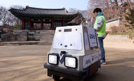 자율순찰 로봇 '순라봇'이 창덕궁 지킨다