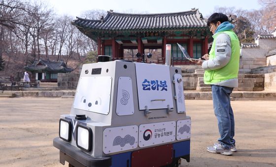 창덕궁, '순라봇'이 지킨다…시범 운영중