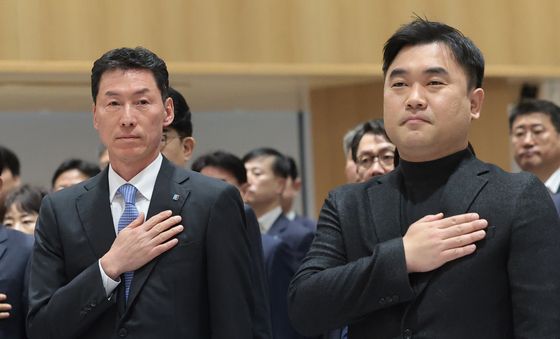 국민의례하는 장민영 은행장과 류장희 노조위원장