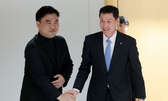 인사 나누는 장민영 은행장과 류장희 노조위원장