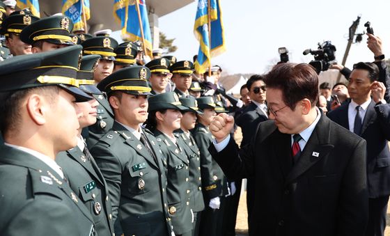 임관 사관생도 격려하는 이재명 대통령