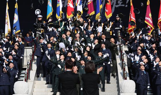 임관 자축하는 사관생도들