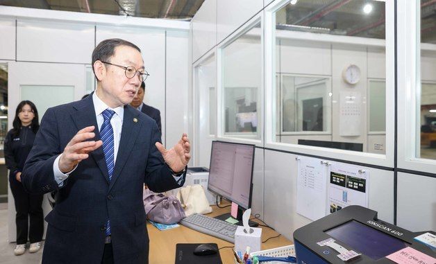 이명구 관세청장, 국제우편물 마약류 2차 검사 현장 점검