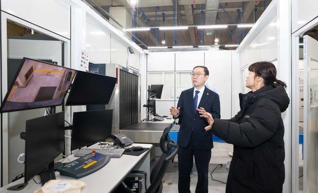 이명구 관세청장, 국제우편물 마약류 2차 검사 현장 점검